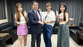 圖一：李懿(左二)外景對謎題內容發脾氣。
圖二：李懿被爆料放鳥往事，尷尬表情流出。
圖三：倪暄(右一)古都狂開車引起爆笑。
團四：懿想天開到台南接受市長委派任務。(左起：陳伊、黃偉哲、李懿、倪暄)