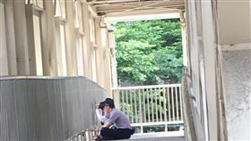 新北警員在法院外的天橋取締交通違規。（圖／翻攝自全台灣臨檢點通報社團）