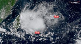 氣象粉專「台灣颱風論壇｜天氣特急」發文【低壓環伺，注意午後大雷雨】。（圖／翻攝自台灣颱風論壇）