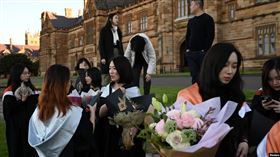 澳洲雪梨大學的中國留學生在校園參加畢業典禮