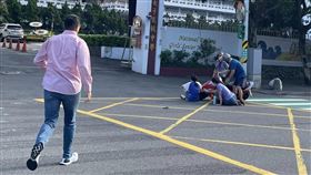 謝國樑趕緊衝到現場協助傷者，同時請隨護協助指揮交通，他直至救護車抵達後才放心離開現場。（圖／翻攝自余治明臉書）