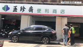 彰化,鹿港,玉珍齋,百年老屋,水泥,磚塊,掉落,砸車（圖／翻攝畫面）