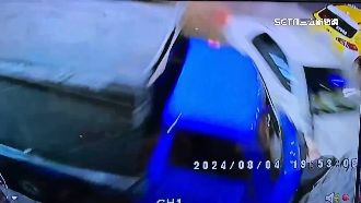 看手機分心　轎車飛越分隔島撞進民宅1傷