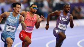 巴黎奧運男子200公尺　楊俊瀚出賽（1）2024巴黎奧運田徑賽程持續展開，當地時間5日晚間進行男子200公尺預賽，台灣好手楊俊瀚（左）在第6組出賽，與美國短跑明星萊爾斯（Noah Lyles）（右）、加拿大名將狄葛拉斯（Andre De Grasse）（中）同場較勁。中央社記者王騰毅巴黎攝　113年8月6日