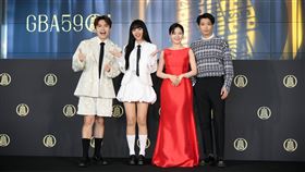 黃豪平（左起）、木木、楊小黎跟侯彥西接下金鐘獎節目類跟戲劇類紅毯主持。（圖／三立提供）