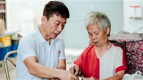 郭子乾見弱勢老人生活現況，憶與父親相處回憶。（圖／中華民國老人福利關懷協會提供）