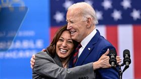 副總統賀錦麗（左）將接棒拜登（右），成為民主黨總統候選人。（圖／遠見雜誌／達志影像）