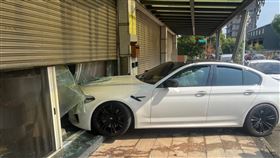 新北,林口,BMW,甩尾,失控,民宅,衝進,操控