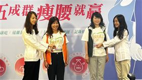 今日現場更邀官員示範正確量測腰圍。（圖／記者簡浩正攝影）