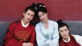 張凌赫（左起）、白鹿、王星越三人戲外感情好。（圖／中天娛樂台提供）