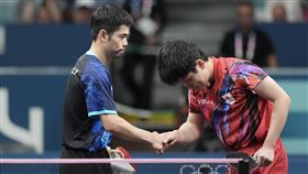 台灣好手莊智淵落敗後與日本一哥張本智和握手。（圖／中華奧會提供）