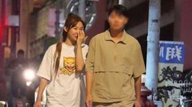 Yuri和特斯拉男去板橋區訪友，結束後返回北市，兩人邊走邊說笑，很有話聊。（圖／本刊攝影組）