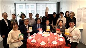 謝長廷出席台灣珍味文學展  廚師端出紅蟳米糕駐日代表謝長廷6日出席由文化部駐日台灣文化中心與國立台灣文學館合辦「飽讀食書—台灣珍味文學展」開幕記者會，與此展所收錄的日譯台書的譯者坐在辦桌的紅桌留影。受邀來的主廚特別端出台菜紅蟳米糕。中央社記者楊明珠東京攝  113年8月6日