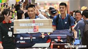 ▲巴黎奧運羽球國手李洋王齊麟返國，民眾熱情接機。（圖／記者劉彥池攝影）