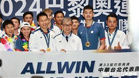 ▲巴黎奧運羽球選手李洋、王齊麟、戴資穎和射擊選手李孟遠合影。（圖／記者劉彥池攝影）
