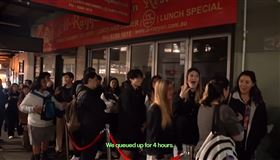 民眾排隊數小時朝聖，為了品嚐免費5星拉麵。（圖／翻攝自Stanley Chen YouTube）