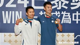 ▲巴黎奧運羽球選手李洋、王齊麟和金牌合影。（圖／記者劉彥池攝影）