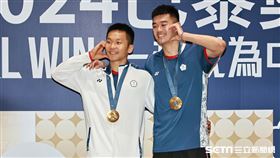 ▲巴黎奧運羽球選手李洋、王齊麟和金牌合影。（圖／記者劉彥池攝影）