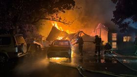 花蓮百年老屋深夜大火！現場狂竄火苗超驚悚　91歲嬤痛心：住了70年。（圖／翻攝畫面）