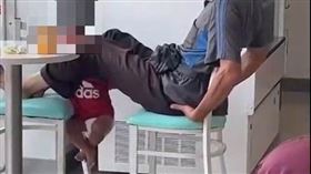 雙腿夾男嬰脖騰空　爸冷言：沒坐好在管教(圖/翻攝爆料公社)