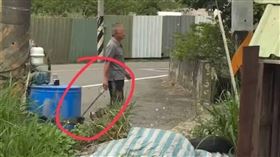 郭男誤以為許男申請鑑界，持指揮刀追砍許男。（讀者提供）