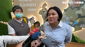 ▲立委陳玉珍委員（右1）陪同胡姓釣客家屬(母左1、小孩中)搭小三通第一班船前往廈門接胡姓釣客返鄉。