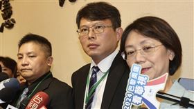 國會職權修法釋憲案言詞辯論  藍白立委出席憲法法庭6日進行國會職權修法釋憲案言詞辯論，指定相關機關立法院的機關代表國民黨立委吳宗憲（左）、翁曉玲（右）、民眾黨立委黃國昌（中）出席，並接受媒體訪問。中央社記者張皓安攝  113年8月6日