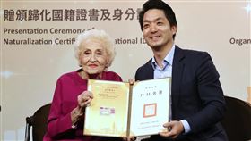 蔣萬安親送身分證  歡迎彭蒙惠加入台北市大家庭空中英語教室創辦人彭蒙惠（左）21日接受台北市長蔣萬安（右）頒贈身分證與戶口名簿，正式加入台北市大家庭。中央社記者王飛華攝  112年6月21日