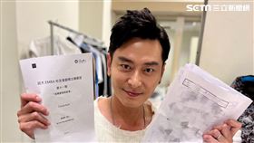 陳冠霖一手課本、一手劇本。（圖／記者杜沛學攝影）