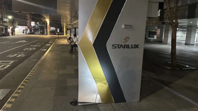 星宇航空砸750萬認養　公車亭慘遭翁撞爛
