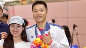 李洋女友現身機場接機。（圖／記者鄭孟晃攝影）