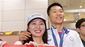 李洋女友現身機場接機。（圖／記者鄭孟晃攝影）