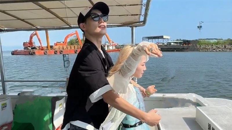 與粉絲共遊屏東　男團成員親密互動全被拍