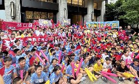 李洋返林口住家  鄉親熱烈歡迎