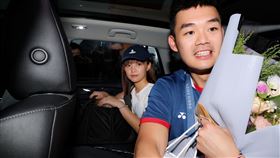 王齊麟隨後拿著大束鮮花一同上車返家。（圖／記者鄭孟晃攝影）