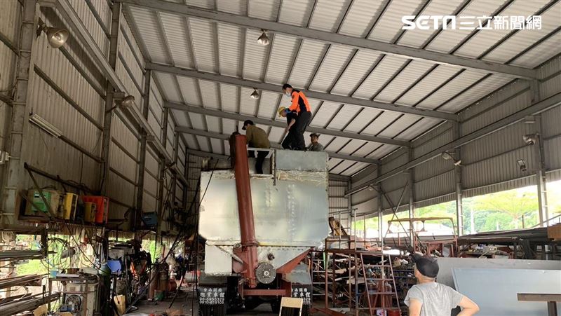 新／台南工人詭墜「3.5米深飼料車」受困
