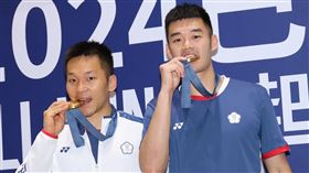 王齊麟跟李洋開心嘴咬金牌。（圖／鄭孟晃攝影）