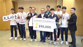 侯友宜在市政會議中說，人們最關心的小事，就是政府的大事；而對於新北市三民高中參加2024年亞洲盃青少年巧固球錦標賽獲得冠軍的佳績，侯友宜在市政會議特別頒發6名選手共9萬元的獎勵金。（圖／新北市府提供）