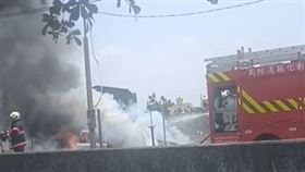 彰化，秀水，火燒車，稻草，一大一小驚險逃生(圖／翻攝畫面)