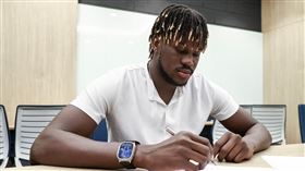 ▲富邦勇士正式和「選秀狀元」莫巴耶（Mouhamed Lamine Mbaye）簽約。（圖／臺北富邦勇士球團提供）