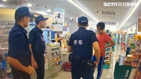 北市高男大鬧超商，還被警方查出通緝犯身分。（圖／翻攝畫面）
