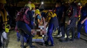 金門縣蘭湖驚傳有1名男子落水，經警消合力搶救成功將他救上岸。（圖／翻攝畫面）