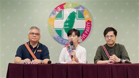 民進黨召開「臺灣原住民族正名30周年」原住民族日市集宣傳記者會，副秘書長楊懿珊、青年部主任阮俊達、原民部副主任俄鄧・殷艾、發言人韓瑩與會。（圖／民進黨提供）