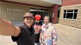 王仁甫與季芹帶女兒至加拿大國際學校。（圖／翻攝自臉書）