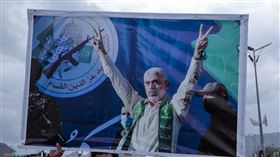 辛瓦（圖中海報人物）接替上週遭暗殺身亡的哈尼雅，成為哈瑪斯政治局領導人。（圖／美聯社／達志影像）