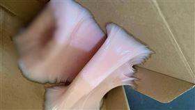 有網友正要打開剛買的情趣用品好好激戰一番時，卻發現融化成了變形怪。（圖／翻攝爆廢公社畫面）