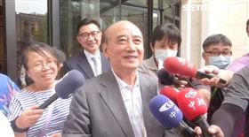 ▲與國民黨前立委聚餐，前立法院長王金平會後受訪，立院副院長江啟臣陪同（後）。