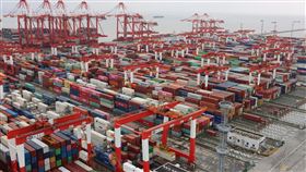 上海洋山港自動化貨櫃碼頭（1）上海洋山港標榜是全球單體規模最大、綜合智慧程度最高的自動化貨櫃碼頭，也是前總統馬英九等多名台灣政要抵達上海參訪之處。中央社記者張淑伶上海攝  112年8月29日