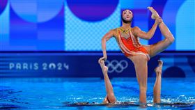 法國水上芭蕾，戴「人臉泳帽」，前後都是臉，網嚇：像雙面佛地魔。(圖／路透)