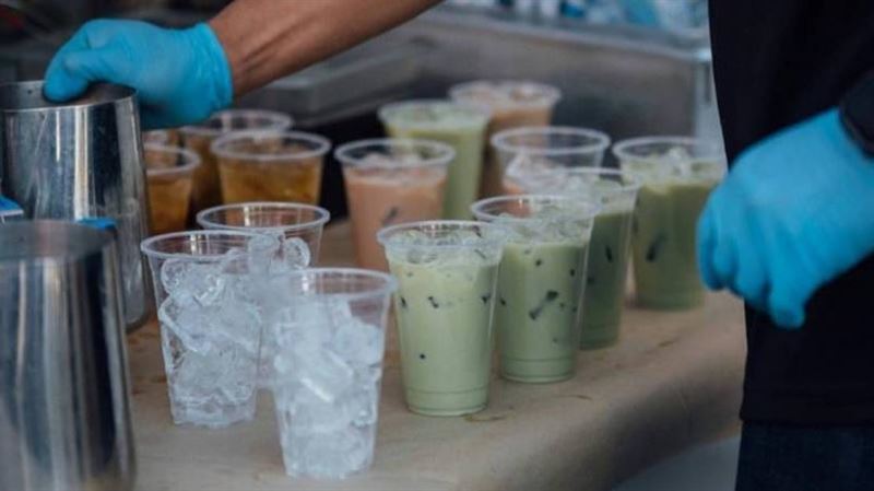高雄鳳山區一間飲料店近日引發爭議，一名民眾購買百香果風味茶飲回家後，發現疑似蟑螂屍體。（示意圖／Unsplash）